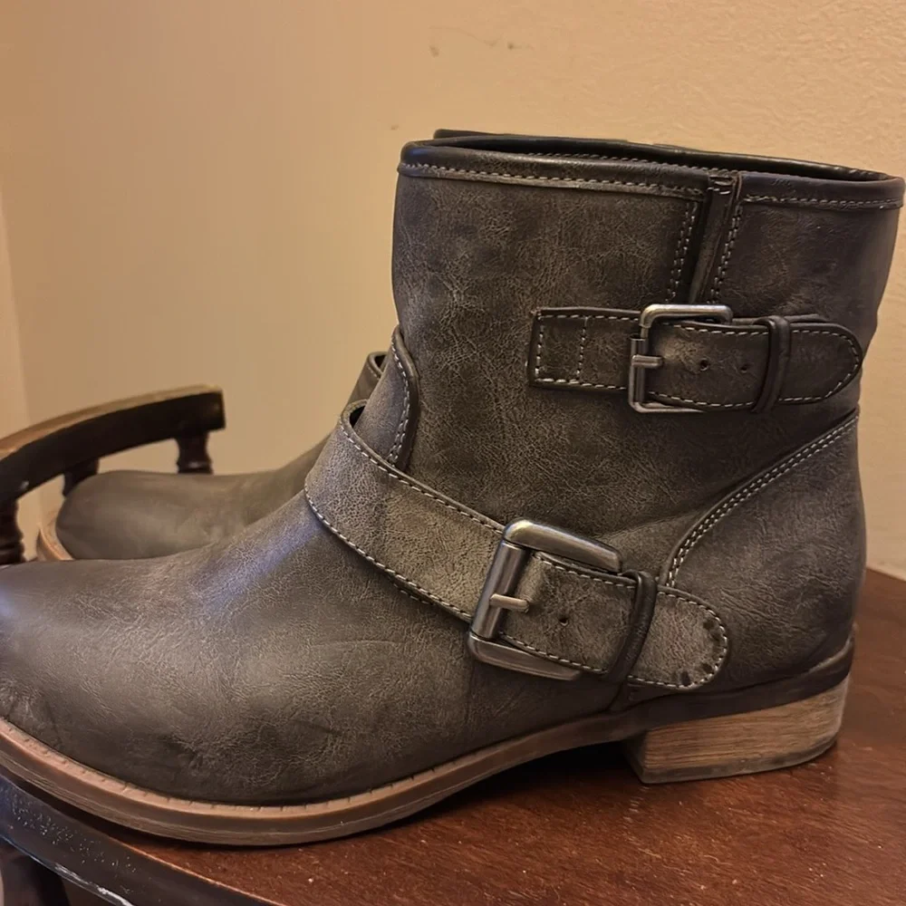 Shi by Journeys ankle boots gray size 7.5